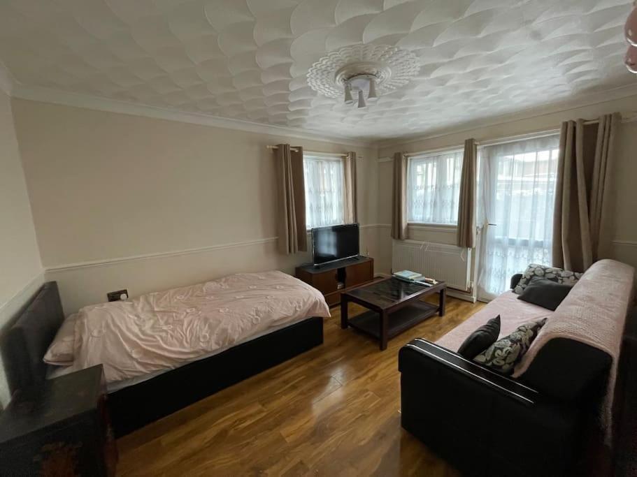 Spacious Bungalow In London, Near Central London, The Excel Centre And The O2, Ideal For Families Londres Exterior foto